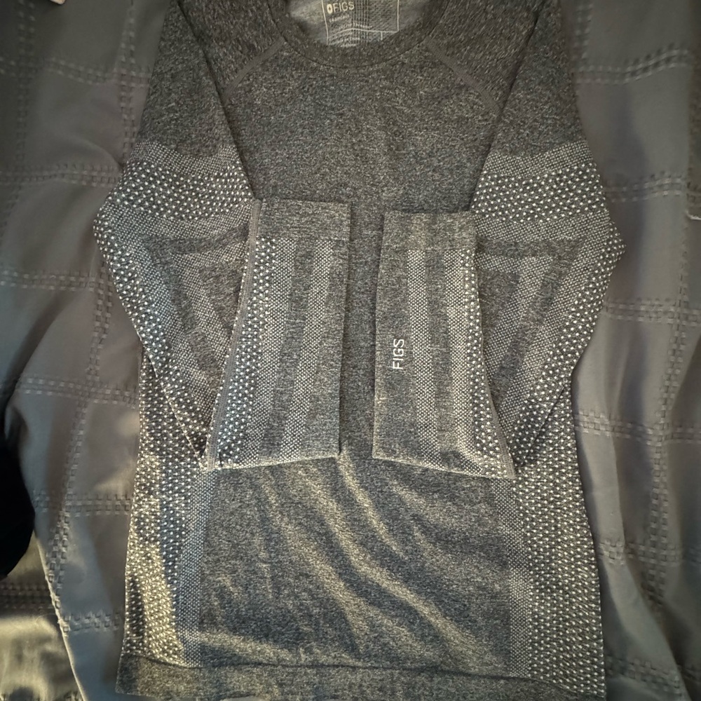 Figs Women’s Salta Seamless Long sleeve Under scrub in Graphite - Picture 6 of 10